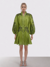 Mini-robes brodées à manches latérales et col en V